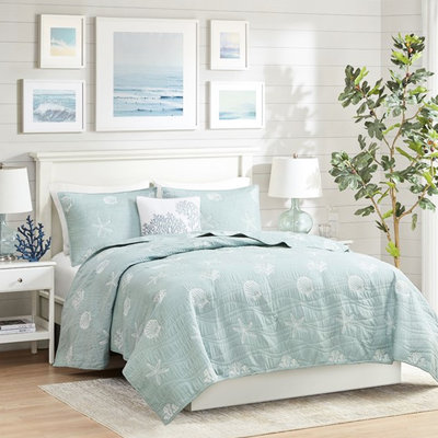 Courtepointe très grand / très grand lit. 4 pièces en coton réversible avec broderie. Remplir. Prélavé. Lavable à la machine. Détente en bord de mer. Étoile de mer et motifs brodés. Rembourrage. Style de plage relaxant.