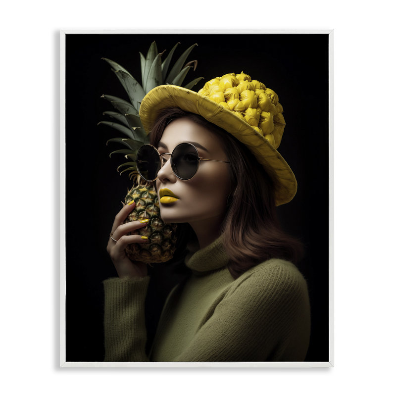 Femme tropicale chic encadrée par estampe numérique par Ziwei Li, Giclée encadrée blanc bord de mer, H 30 po x l 24 po