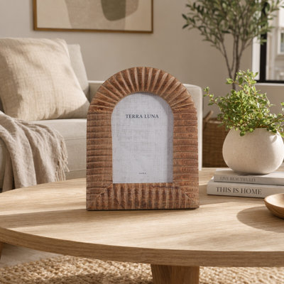 Cadre photo en bois de manguier et verre, forme arquée et nervurée, idéal pour décorer une étagère ou une entrée - Accessoire photo décoratif pour le salon - Brun et beige