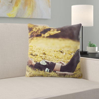 Coussin de la fille à l’herbe