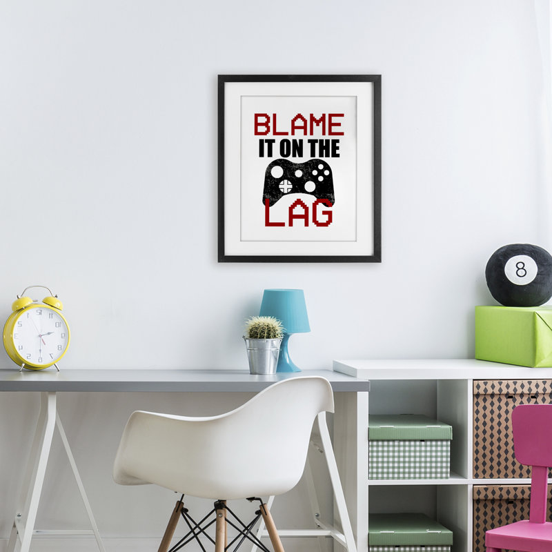 «Blame It On The Lag», reproduction sous verre encadrée, conception de Kim Allen, H 21 po x l 17 po, Cadre noir minuit