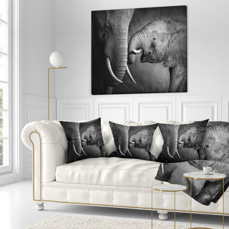 Éléphants montrant l'affection - oreiller imprimé animal, 16 po x 1 po, Coussin décoratif
