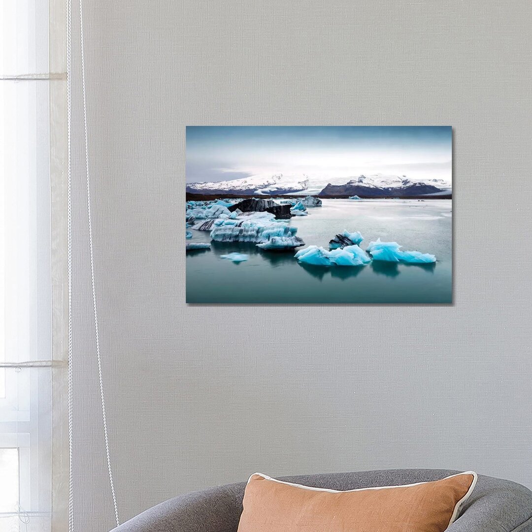 Jokulsarlon Gletscherlagune II von Susanne Kremer - Galerie-verpackte Leinwand Giclée auf Leinwand