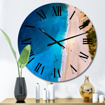 Vue aérienne de l'océan bleu avec plage - horloge murale nautique et côtière