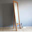 Miroir élégant avec tablettes 21,7 po x 67,0 po | 100% bois de pin massif au fini chêne traditionnel | Montage mural, conception assemblée | Parfait pour les chambres à coucher et les vestiaires, style classique et fonctionnalité-753023015