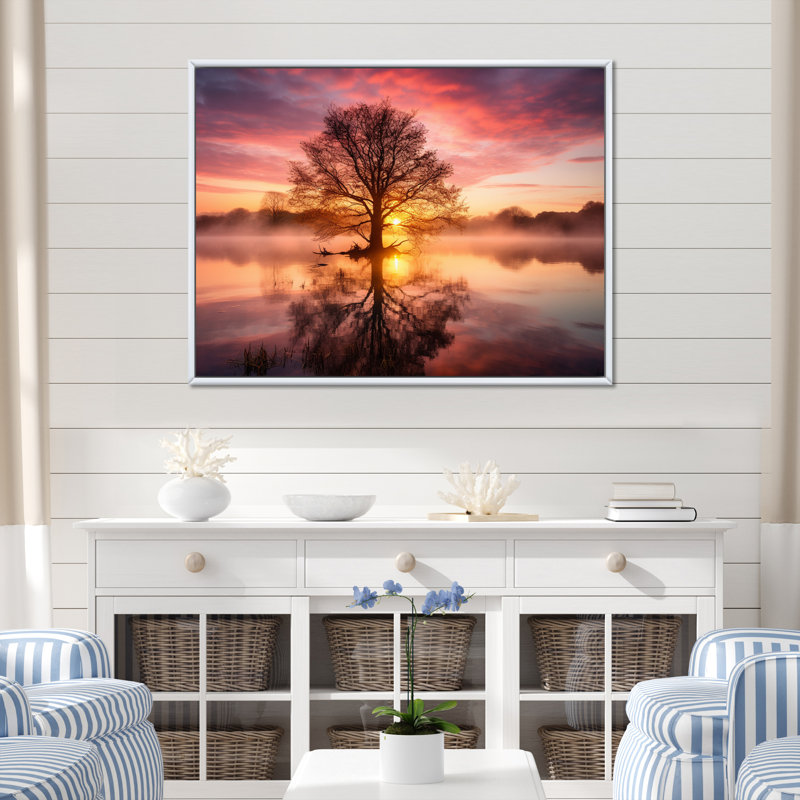 Arbre majestueux au coucher du soleil sur le lac de montagne I - impression, Cadre flottant blanc, H 24 po x l 32 po x P 1 po