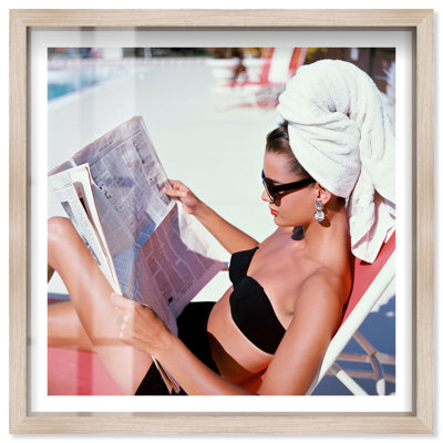 «Poolside Reading Shadowbox Print Glam» par Notoriart, cadre blond, 13 x 13