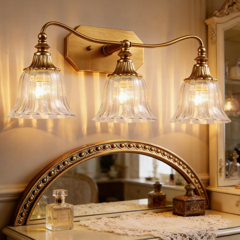 Luminaire de meuble-lavabo vintage avec abat-jour en verre cristal, finition laiton antique à 3 lumières pour un éclairage de salle de bain élégant au-dessus du miroir