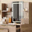 Bureau de coiffeuse à 4 tiroirs avec miroir à DEL et détails sculptés, table de maquillage cannelée avec pieds en métal et tabouret en polyuréthane, coiffeuse sculptée avec rangement pour bijoux pour la chambre à coucher