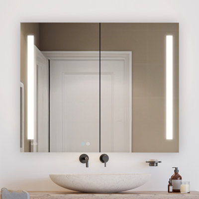 Donnelly l 48 po x H 30 po x P 5 po, désembueur d'armoire à pharmacie à DEL, miroir grossissant réglable verticalement éclairé par 3 lumières DEL, horloge numérique, prises de courant