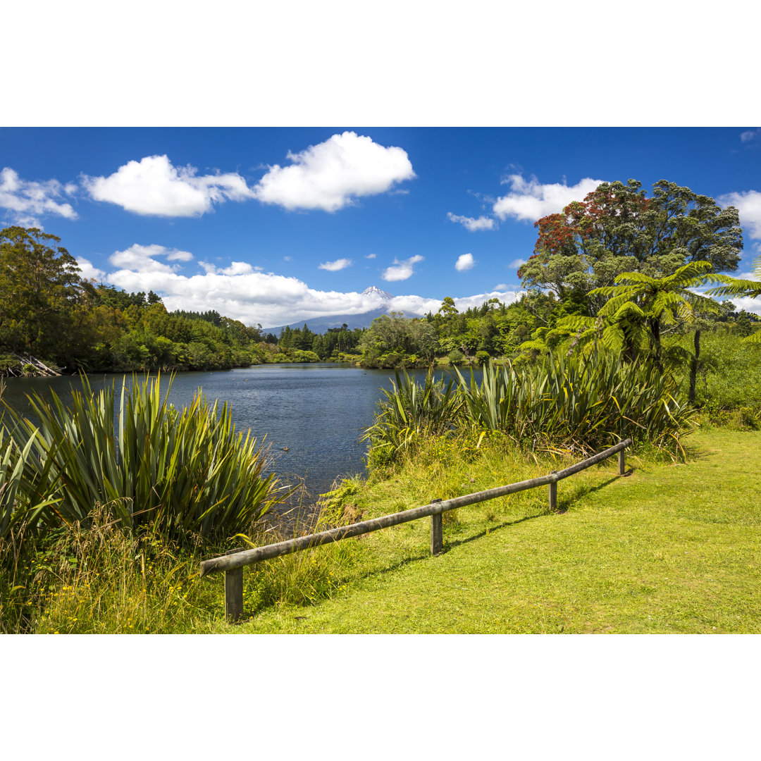 Mount Taranaki von Denizunlusu - Kunstdrucke auf Leinwand