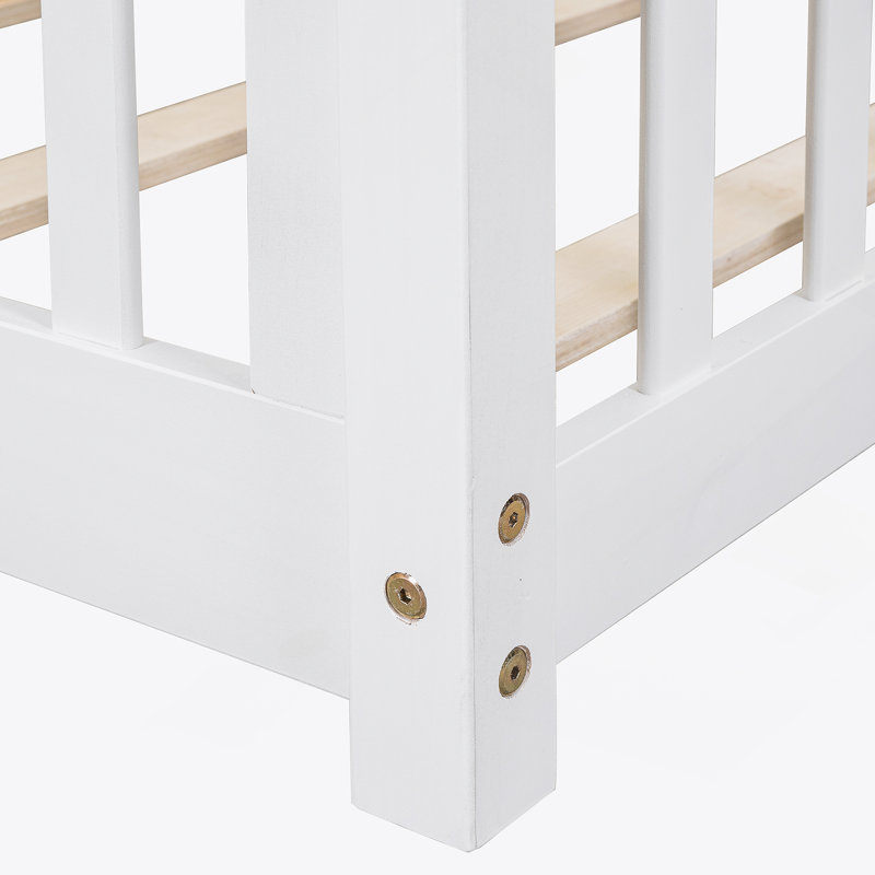 Lit plateforme sécuritaire et robuste avec clôture et porte pivotante, idéale pour les chambres d'enfants dans des espaces compacts