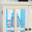 Vitrine blanche antique avec tablettes réglables et matériaux élégants
