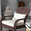 Chaise berçante d'extérieur en osier Adirondack avec coussin et coussin, idéale pour la détente sur le patio, le jardin et le balcon.-480975534