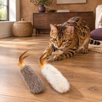 Cet ensemble de 2 jouets en peluche résistants aux morsures pour chatons d'intérieur combine des plumes naturelles et de l'herbe à chat, des queues douces et duveteuses et des anneaux de suspension pour accrocher la baguette ; 8 évaluations mondiales.