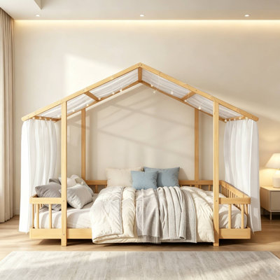 Lit cabane basse en bois de style Montessori avec toit à pignon, voilages et guirlande lumineuse DEL incluse.