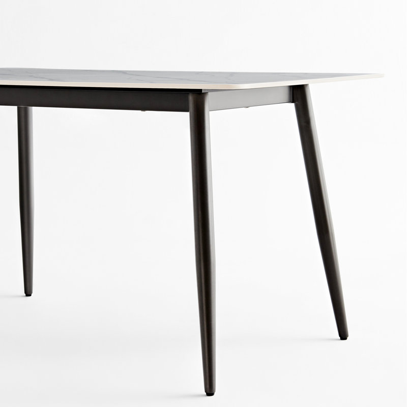 Table de salle à manger moderne rectangulaire de 1,4 m avec base en métal unique pour la cuisine et les autres pièces, plateau de table en céramique frittée blanche, coin chauffant, rayé et arrondi, pieds en or noir, look minimaliste, rapide