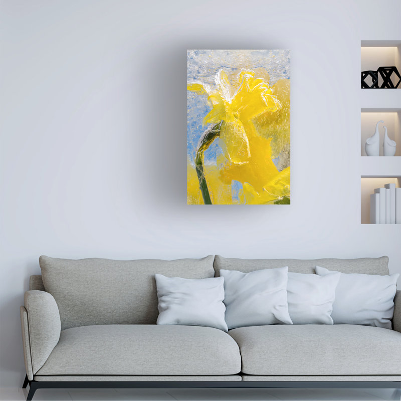 «Silver Liner Daffodils in Ice» par Elizabeth Bruders - peinture sur toile tendue, H 19 po x l 12 po