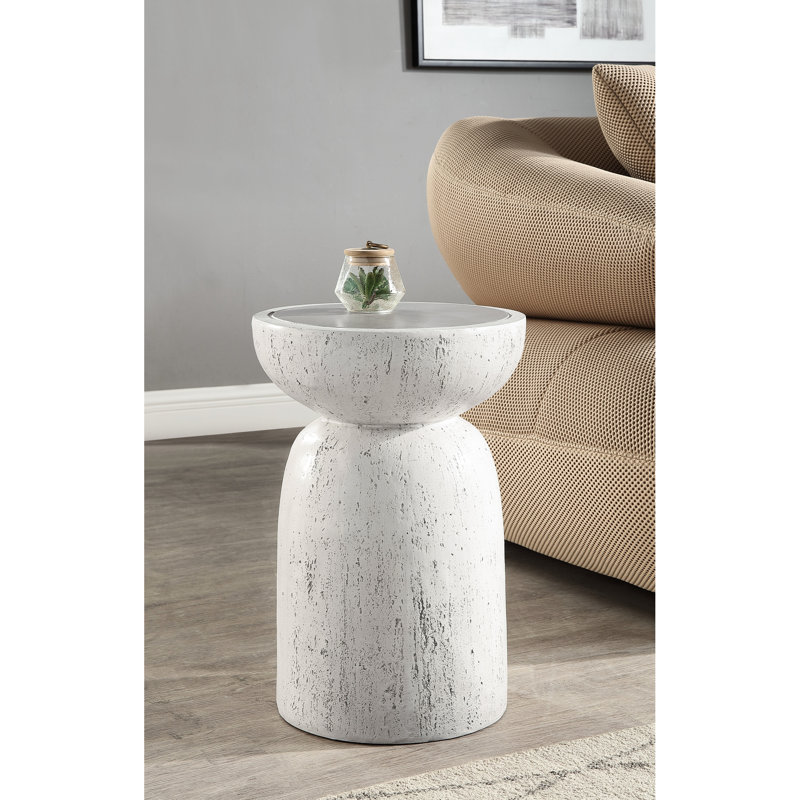 Élégante table d'appoint en béton gris naturel - aspect industriel, légère, s'adapte aux intérieurs modernes en fibre, ajoute une touche contemporaine à tout espace