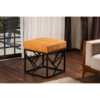 Pouf en cuir PU moutarde avec pieds en métal, 18,1 po x 17,3 po x 18,1 po | Tissu durable et facile à nettoyer | 32 sièges en mousse pour une assise confortable | Design industriel élégant pour les espaces modernes