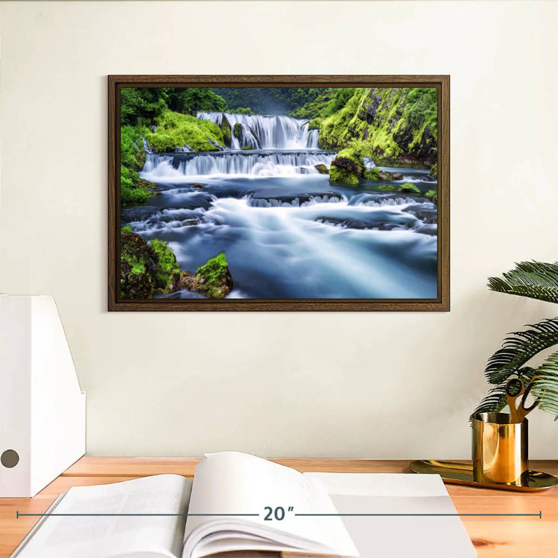 Belle cascade, 13 po x 9 po, Cadre flottant noyer