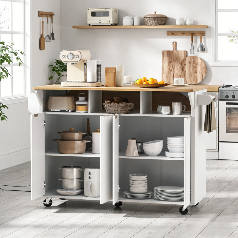 Îlot de cuisine cannelé de 55,5 po avec 2 abattants, chariot de rangement de cuisine avec prise de courant, 4 portes, support à épices, table d'îlot roulant avec plateau en grain de bois, bord courbé pour la cuisine, la salle à manger, blanc
