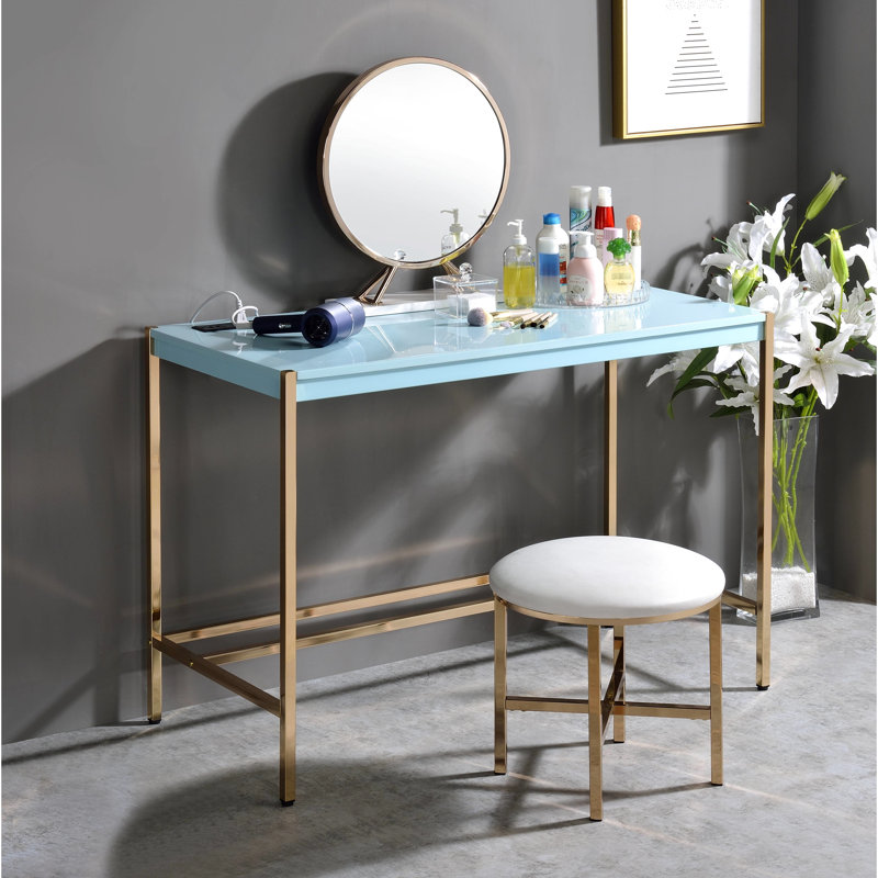 Bureau bleu et or aux couleurs de l'établissement