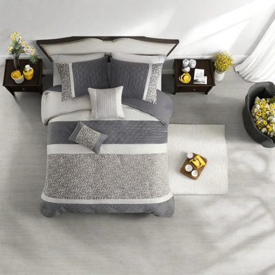 Luxurious Jacquard King Bedding Set With Hypoallergenic Comfort