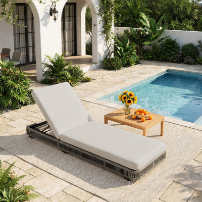 Chaise longue réglable près de la piscine Presley avec corde tissée, coussin épais et structure en fer robuste pour la détente à la piscine, à la plage ou au patio