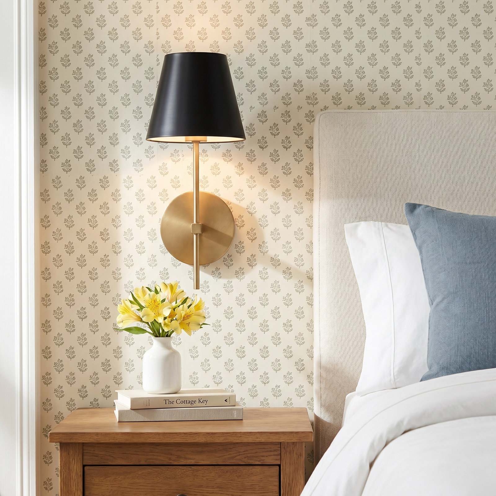 Coverton Single Light Wallchiere, Gold