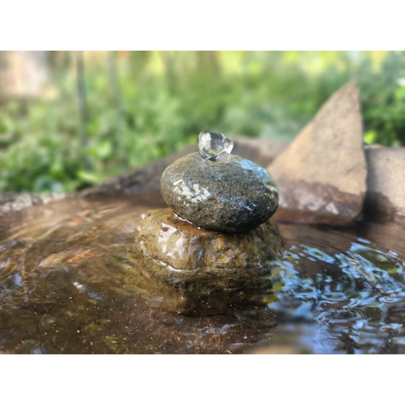 Fontaine rustique à deux piles de galets, H 8 po x l 21,5 po x P 16 po