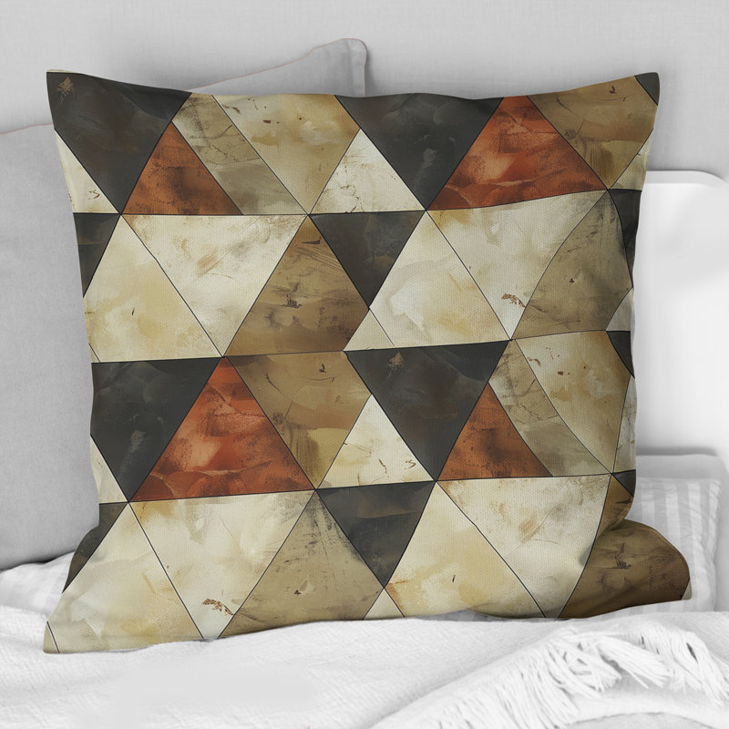 Coussin décoratif brun et beige à motif de triangles II, H 18 po x l 18 po