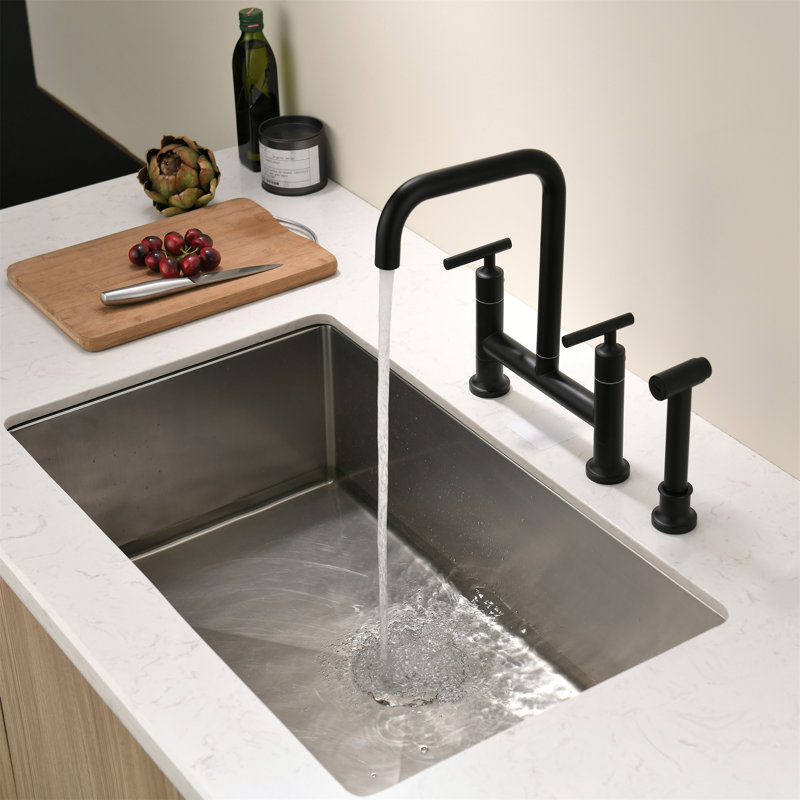 Robinet de cuisine à double poignée de style transitionnel avec douchette latérale extractible, fini noir mat