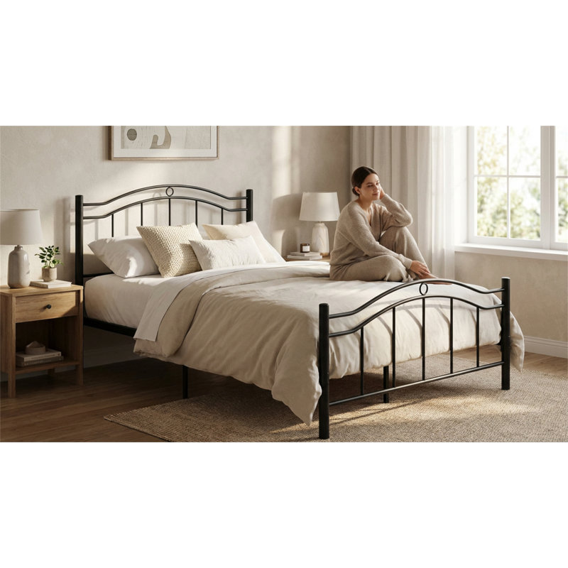 Structure de lit plateforme moderne en métal avec tête de lit et pied de lit, support de lattes en acier robuste, aucun sommier tapissier requis, fabrication stable pour réduire le bruit, dégagement sous le lit, assemblage facile