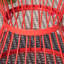 Table d'appoint en fer thermolaqué avec forme de sablier et conception de cage ouverte-27764953