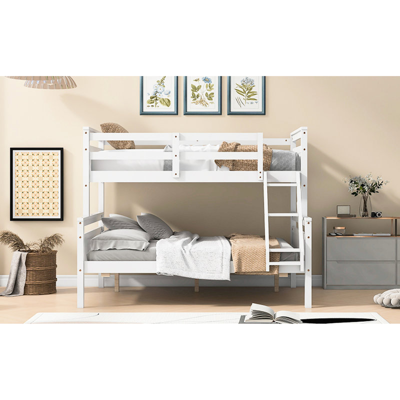 Lit simple blanc au-dessus d'un lit superposé double dans la chambre à coucher - avec garde-corps et blanc, mesures de construction