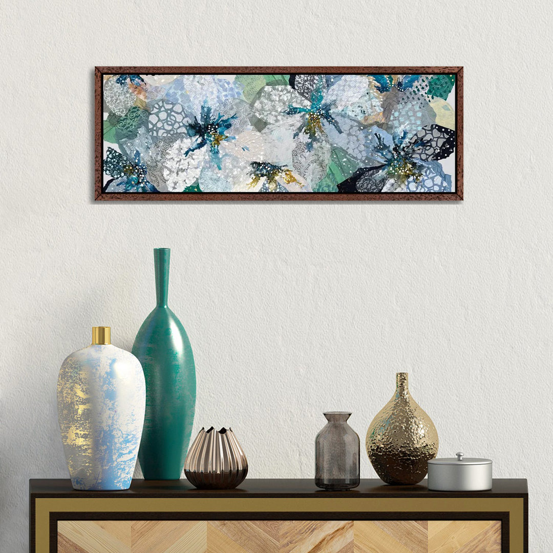 Blue Floral Symphony, Jennie's Garden von Leanne Daquino - Panoramaleinwand Giclée auf Leinwand