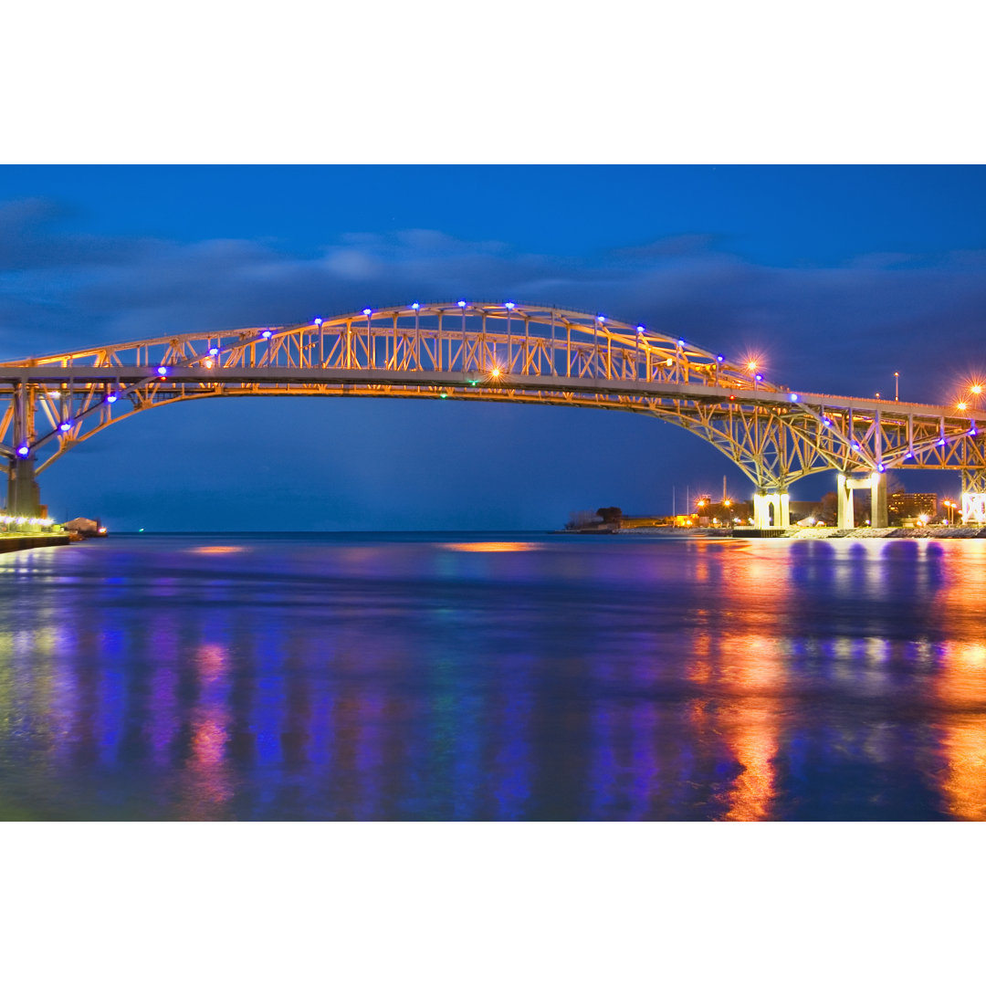 Blaue Wasserbrücke von Fotoguy22 - Leinwand Kunstdrucke