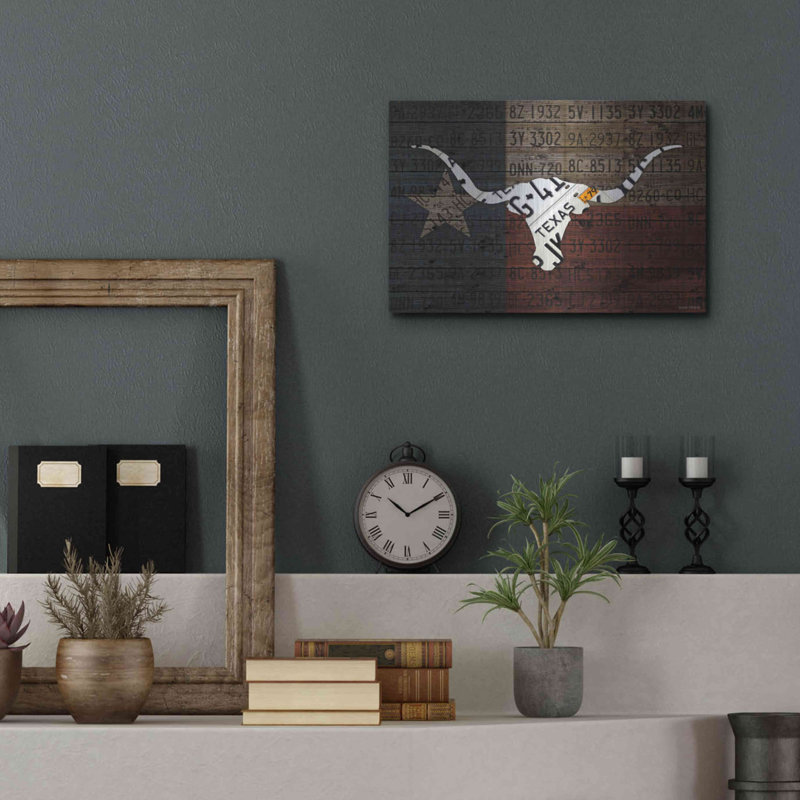 «Longhorn Art With Flag» par Design Turnpike, H 12 po x l 16 po