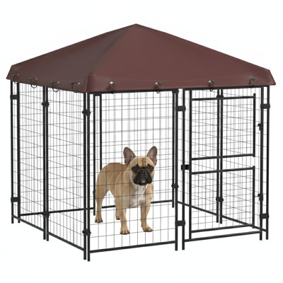 L'enceinte d'extérieur pour chien, mesurant 4,6 pi x 5 pi, comprend une housse résistante aux intempéries, conçue pour les canines de petite à moyenne taille, avec une conception de porte à deux sections, une finition brune.