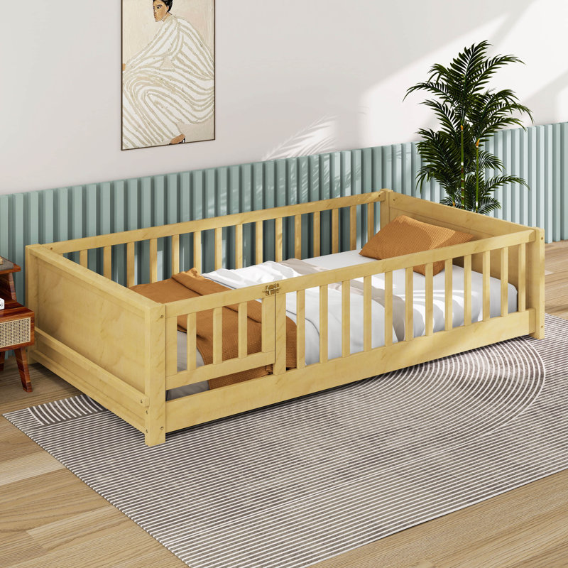 Lit plateforme simple avec rangement pour livres et garde-corps, structure en bois d'hévéa avec porte, lit Montessori en bois