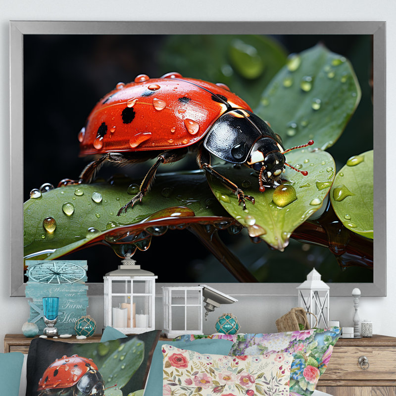 Curious Ladybug Crimson Serenity II, Cadre simple argenté, H 24 po x l 32 po x P 1 po