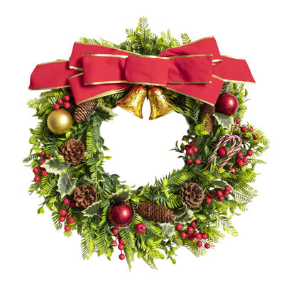 Couronne de Noël artificielle de 23,6 pouces avec un arc orné de rouge, des clochettes dorées, des pommes de pin, des baies et des boules d'ornement pour la décoration des Fêtes
