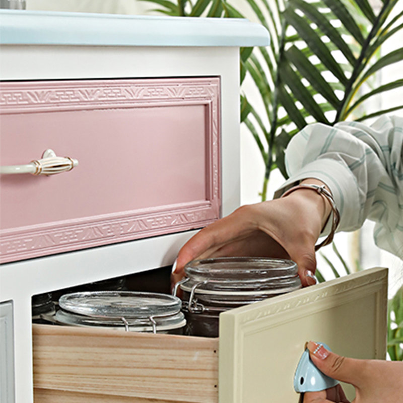 Armoire d'appoint moderne et polyvalente.