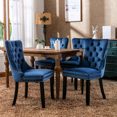 Chaises de salle à manger modernes en velours avec pieds en bois. Siège, fonction de hauteur réglable, coussin en mousse à haute densité, chaises chics, fabrication solide, hauteur, intérieur confortable, style exquis