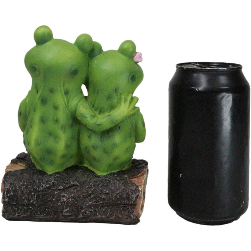 Couple de grenouille romantique assis sur un banc en rondins tenant une planche de bienvenue