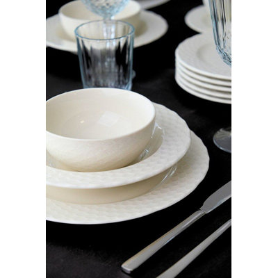 Service de table élégant 24 pièces, 100% porcelaine | Comprend 6 assiettes de service (9,8 x 9,8 x 1,0 po), 6 assiettes (8,3 x 8,3 x 1,2 po), 6 bols (5,9 x 5,9 x 1,8 po), 6 assiettes à dessert (8,7 x 8,7 x 1,0 po) | Va au lave-vaisselle jusqu'à 122 ° F, parfait pour un repas élégant