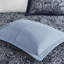 Couvre-lit bleu marine de 5 pièces. Design moderne. Bleu marine profond, bleu poudré. 259 cm (l) x 300 cm (l). 2 taies d'oreiller, 2 oreillers. Lavable à la machine. Motif cachemire. Argent. Taies d'oreiller décoratives.