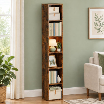 Utilisez les coins avec cette bibliothèque mince en bois brun à 6 tablettes d'une hauteur de 68,5 po pour exposer des objets dans les bibliothèques, les salons, les chambres à coucher, les maisons ou les bureaux.