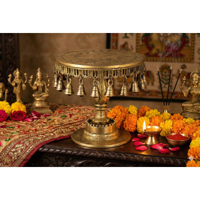 Piédestal Chowki en laiton avec cloche suspendue